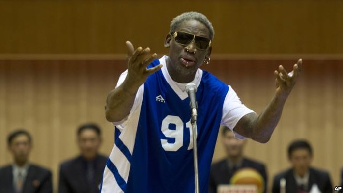 Cựu ngôi sao NBA Dennis Rodman hát mừng sinh nhật ông Kim Jong-un. Ảnh: AP