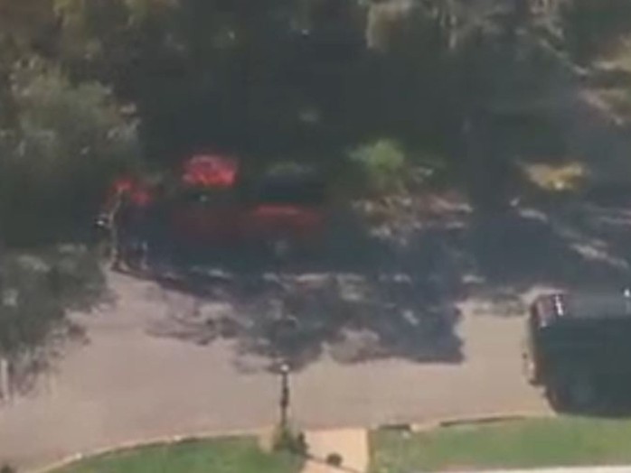 Chiếc xe tải nhỏ màu đỏ được cho là bị cướp bởi 2 nghi phạm. Ảnh: News10/KXTV