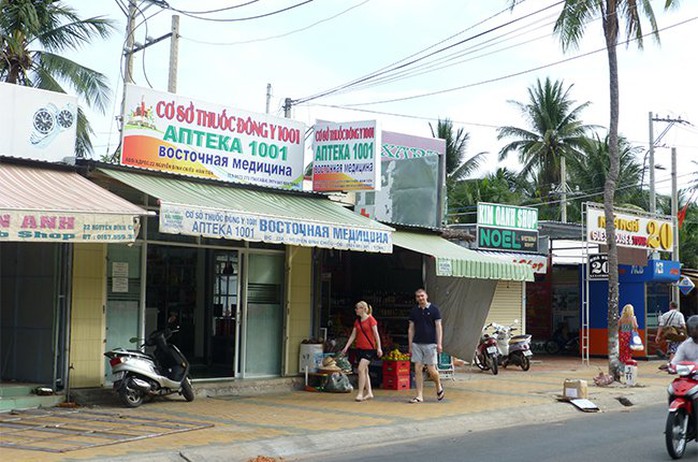 Du khách Nga đi ngang những cửa hàng có bảng hiệu bằng tiếng Nga ở Hàm Tiến, Phan Thiết. Lượng khách Nga đang sụt giảm khiến nhiều khách sạn, nhà hàng ở đây kinh doanh khó khăn hơn trước - Ảnh: Đào Loan Du khách Nga đi ngang những cửa hàng có bảng hiệu bằng tiếng Nga ở Hàm Tiến, Phan Thiết. Lượng khách Nga đang sụt giảm khiến nhiều khách sạn, nhà hàng ở đây kinh doanh khó khăn hơn trước - Ảnh: Đào Loan