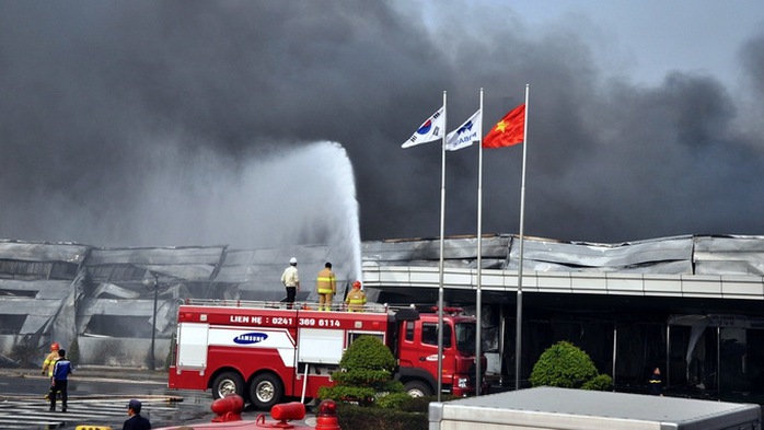 Đám cháy khói bốc lên hàng chục mét, bao phủ toàn bộ nhà máy