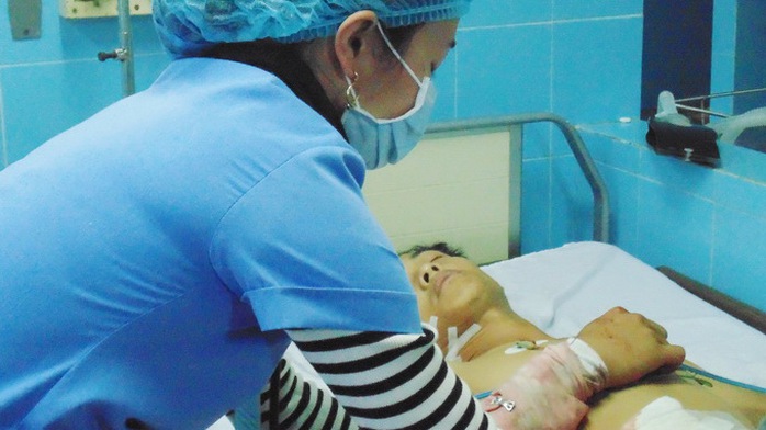 Anh Lê Hữu Ái đang được chăm sóc đặc biệt tại Bệnh viện VN - Cuba Đồng Hới
