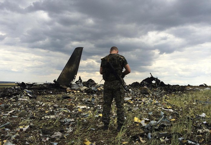 Máy bay quân sự Ukraine bị bắn hạ. Ảnh: AP