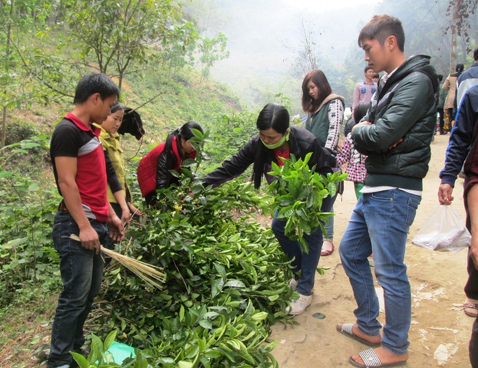 Du khách đến đây cầu bình an, thưởng ngoạn cảnh đẹp và mua các sản vật của núi rừng như chè xanh, sắn dây, rau má, lá đắng... về làm quà.