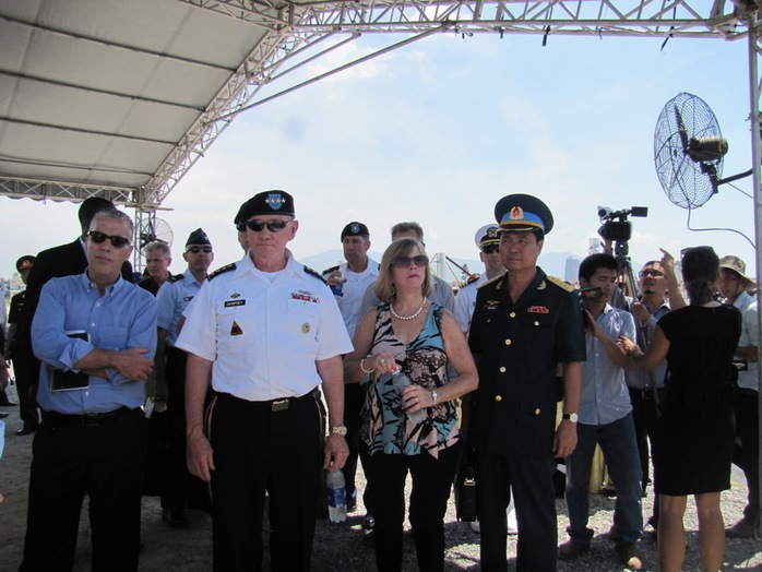 Đại tướng Martin Dempsey, Chủ tịch Hội đồng Tham mưu trưởng Liên quân Mỹ, thăm dự án tẩy độc dioxin tại sân bay Đà Nẵng