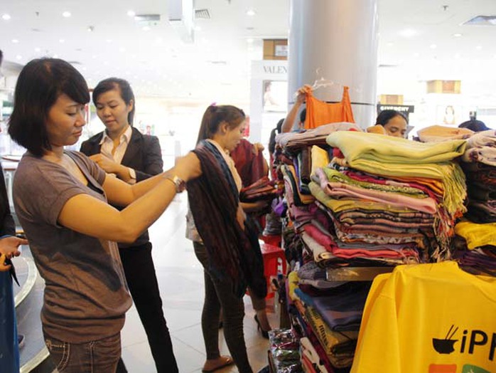 Khăn quàng cổ là mặt hàng được nhiều người lựa chọn nhất, giá chỉ còn 50.000 đồng/khăn, so với trước là 200.000 đồng/khăn. Khăn quàng cổ là mặt hàng được nhiều người lựa chọn nhất, giá chỉ còn 50.000 đồng/khăn, so với trước là 200.000 đồng/khăn.