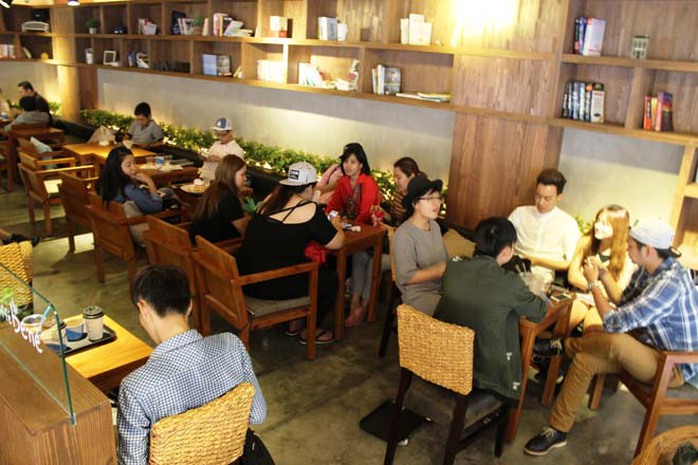Hầu hết các bàn đều kín khách. Hầu hết các bàn đều kín khách.