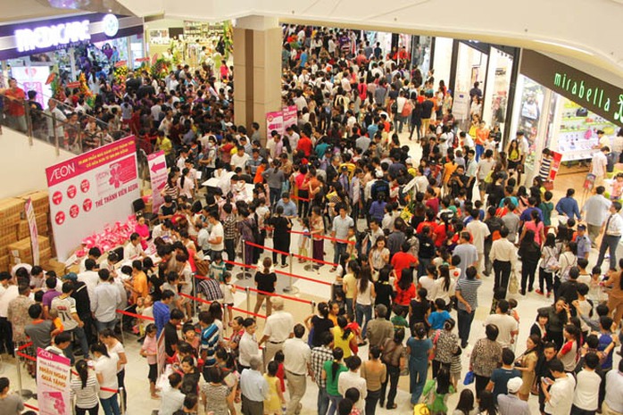 Khách đến khá đông trong ngày khai trương Aeon Mall Bình Dương. Ảnh: Lương Sơn