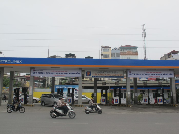 Ông La Minh Chung - trưởng cửa hàng trưởng Cửa hàng xăng dầu số 1 (đường Trần Quang Khải, quận Hoàn Kiếm) cho biết qua 3 ngày đầu tiên, lượng khách tự phục vụ đổ xăng khá đông, chiếm 1/3 lượng khách đến đổ xăng ở cửa hàng. 