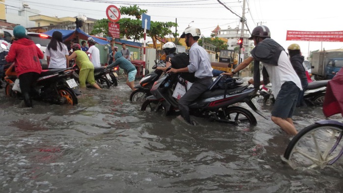 Xe bị chết máy, nhiều người phải bì bõm đẩy