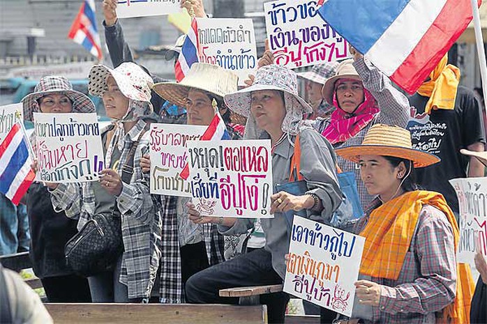 Nông dân tụ tập bên ngoài Bộ Thương mại Thái Lan ngày 6-2. Ảnh: Bangkok Post
