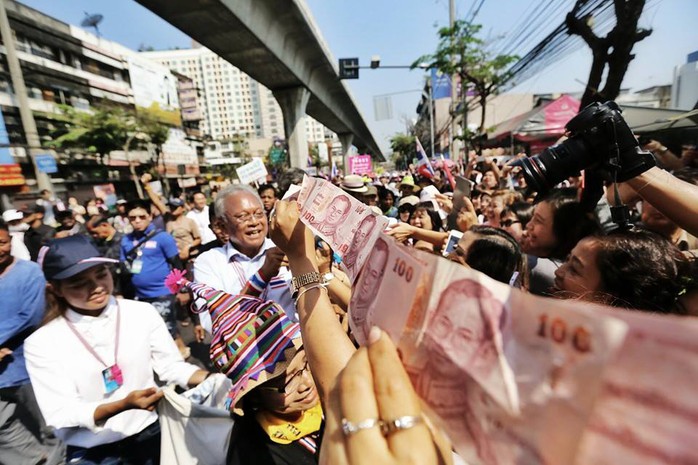Ông Suthep nhận tiền quyên góp của người biểu tình ở Bangkok. Ảnh: coolcial.com