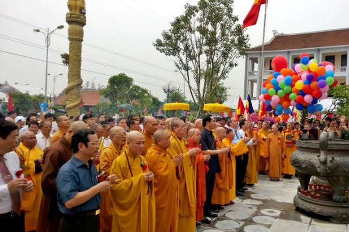 Các đại biểu Trung ương, Giáo hội Phật giáo Việt Nam, tỉnh Nam Định và nhân dân, phật tử làm lễ dâng hương