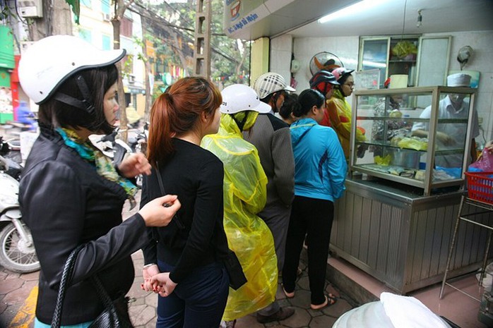 Vào Tết Hàn thực, dù trời mưa, nhưng nhiều người dân thủ đô vẫn xếp hàng dài tại một cửa hàng bánh trôi chay phố Ngô Thì Nhậm từ 6h sáng để mua hàng. Bánh làm ra đến đâu được bán hết đến đấy khiến nhiều người phải chờ đợi gần nửa tiếng mới mua được bánh về thắp hương trước giờ đi làm.