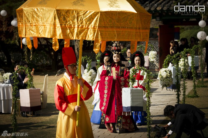 Cô dâu cũng rạng rỡ với hanbok