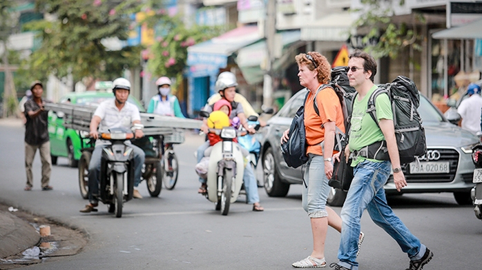 Du khách Nga trên đường Nguyễn Thị Minh Khai, TP Nha Trang - Ảnh: Tiến Thành