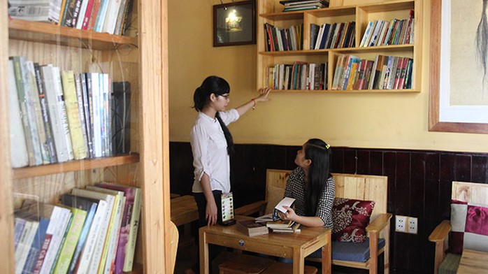 Khách đến cà phê sách Chiêu tìm sự yên bình - Ảnh: Yến Trinh Khách đến cà phê sách Chiêu tìm sự yên bình - Ảnh: Yến Trinh