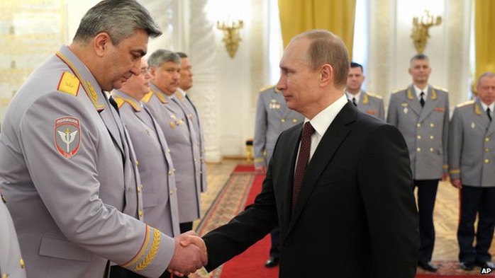 Ông Putin chào đón các lãnh đạo quân sự đến điện Kremlin hôm 28-3. Ảnh: BBC