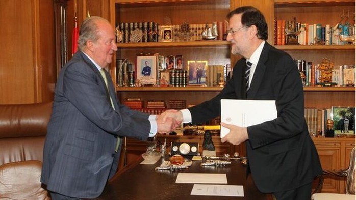 Thủ tướng Mariano Rajoy (phải) và nhà vua Juan Carlos (trái)