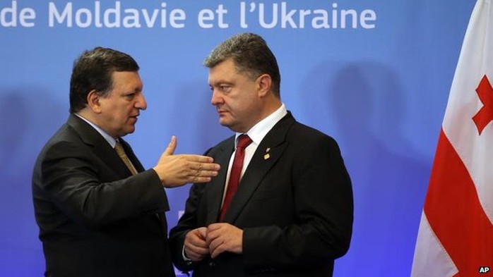 Tổng thống Ukraine Petro Poroshenko (phải) ca ngợi thỏa thuận với EU. Ảnh: AP