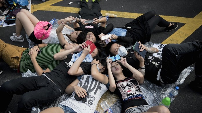  Những người biểu tình trẻ tuổi và thành thục công nghệ tại Hồng Kông  sử dụng Firechat để liên lạc vì lo ngại chính quyền có thể cắt mạng  Internet và mạng di động. Nguồn: Forbes.