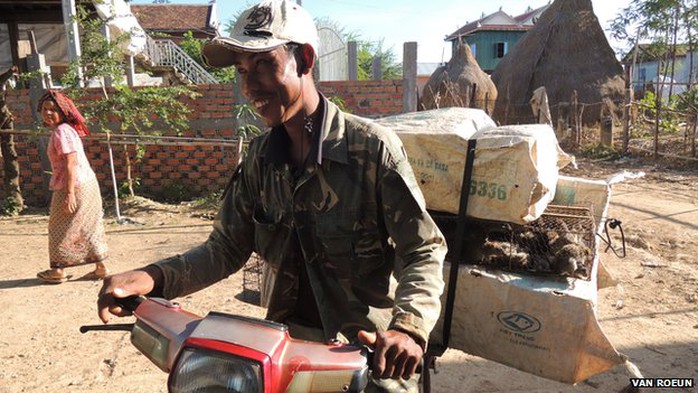 Anh Chhoeun Chhim chuẩn bị đem chuột tới một đầu mối thu mua. Ảnh: BBC Anh Chhoeun Chhim chuẩn bị đem chuột tới một đầu mối thu mua. Ảnh: BBC