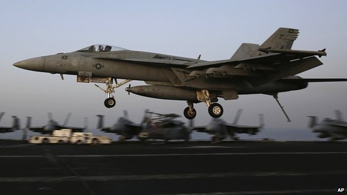 Máy bay Mỹ không kích IS ở Iraq và Syria