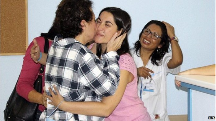 Nữ y tá Teresa Romeo hôn tạm biệt các y bác sĩ chăm sóc cô