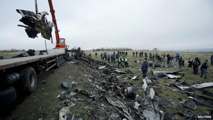 Các mảnh vỡ máy bay MH17 được thu gom. Ảnh: Reuters