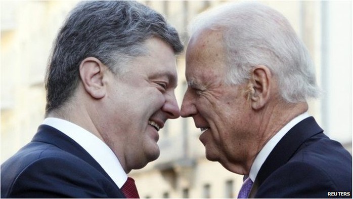 Phó Tổng thống Mỹ Joe Biden (trái) gặp gỡ Thủ tướng Ukraine Arseniy Yatsenyuk