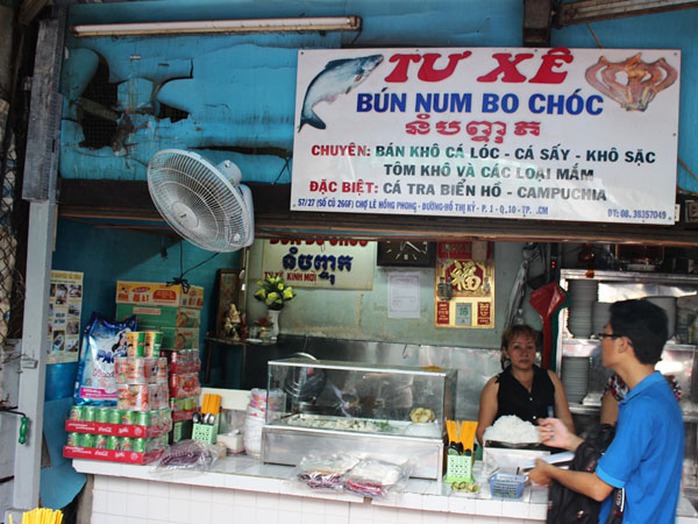 Quán Tư Xê có tiếng từ nhiều năm, được xem là nơi bán món bún num-bo-chút ngon nhất chợ. Mỗi tô bún có giá 30.000-40.000 đồng. Toàn bộ nguyên liệu chế biến được lấy từ Campuchia. Quán Tư Xê có tiếng từ nhiều năm, được xem là nơi bán món bún num-bo-chút ngon nhất chợ. Mỗi tô bún có giá 30.000-40.000 đồng. Toàn bộ nguyên liệu chế biến được lấy từ Campuchia.
