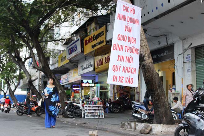 Các cửa hàng phải treo bảng để mời gọi khách hàng. Các cửa hàng phải treo bảng để mời gọi khách hàng.