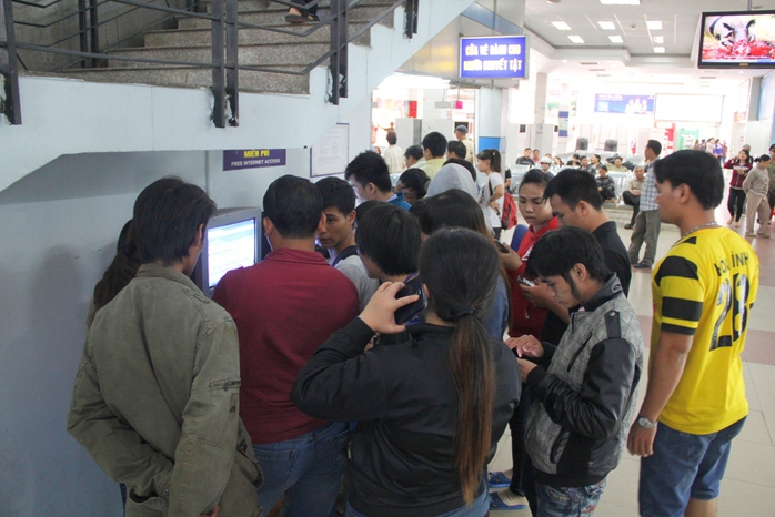 Nhiều người chen lấn giành chỗ sử dụng máy tính truy cập internet miễn phí đặt vé tàu tại ga Sài Gòn.