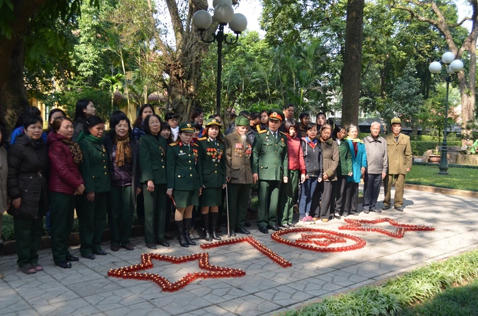 Hàng trăm ngọn nến xếp hành hình ngôi sao và số 70 nhân kỷ niệm 70 năm thành lập QĐND Việt Nam tại nhà Đại tướng Võ Nguyên Giáp