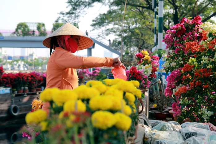 Hoa kiểng được chăm sóc mỗi ngày để luôn tươi mới. Mỗi ghe phải mua nước sạch để tưới hoa, trung bình từ 40.000 - 60.000 đồng/ngày