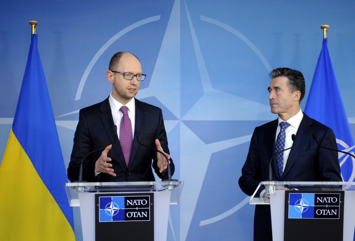 Thủ tướng lâm thời Ukraine Arseniy Yatsenyuk (trái) trong cuộc họp b1o với Tổng thư ký NATO Anders Fogh Rasmussen hôm 6-3. Ảnh: Reuters