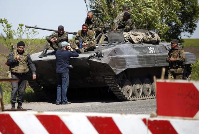 Quân đội Ukraine tại một chốt kiểm soát bên ngoài TP Mariupol. Ảnh: Reuters