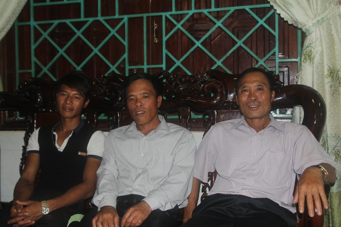 Các thợ lặn Nguyễn Văn Bình, Nguyễn Văn Thảnh và Nguyễn Văn Viết (từ phải qua)