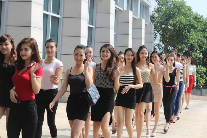 Các thí sinh khu vực TP Đà Nẵng hào hứng tham gia vòng tuyển chọn cuộc thi Hoa khôi Áo dài Việt Nam 2014 đang diễn ra. (Ảnh do ban tổ chức cung cấp)