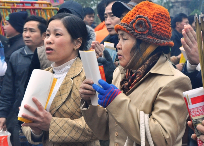 Thành tâm dâng hương cầu mong cho một năm mưa thuận gió hòa.