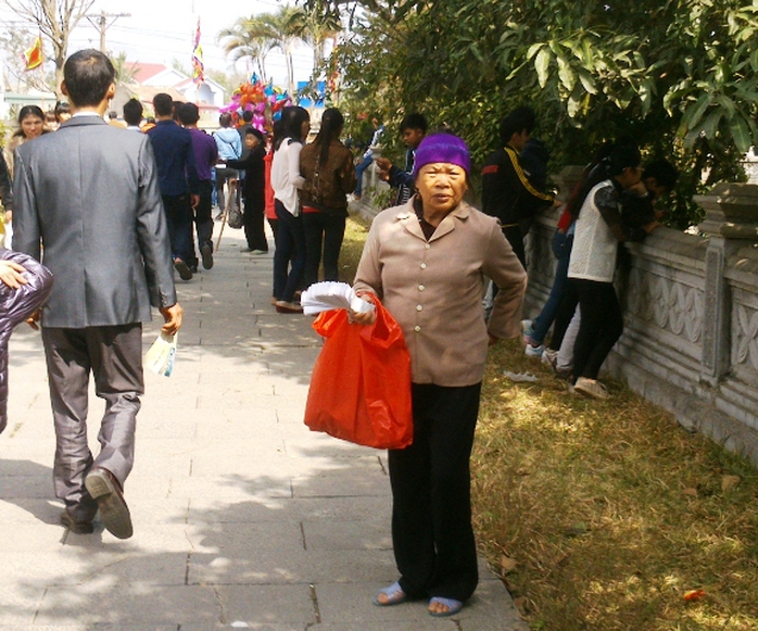 Nhiều người đứng chèo kéo du khách mua quẻ xem bói đầu năm như thế này có rất nhiều ở đền Bà Triệu.