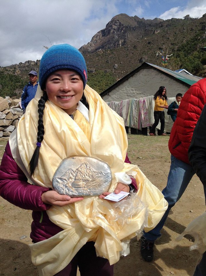 Bà Wang Jing bị tố lên đỉnh Everest bằng máy bay trực thăng. Ảnh: National Geographic