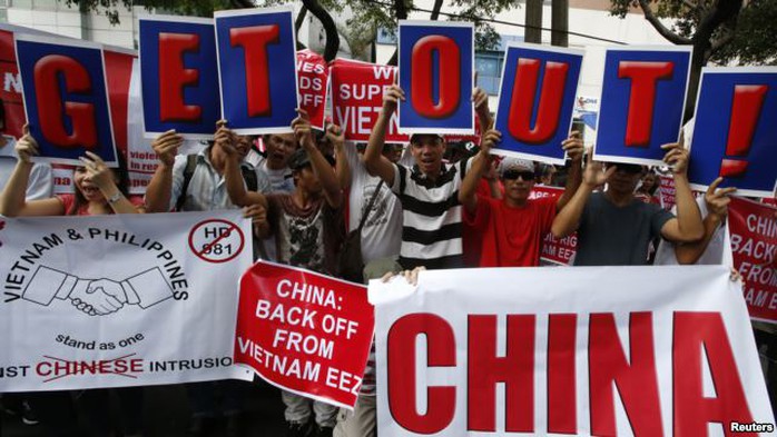 Những người Philippines tuần hành phản đối Trung Quốc ủng hộ Việt Nam. Ảnh: Reuters