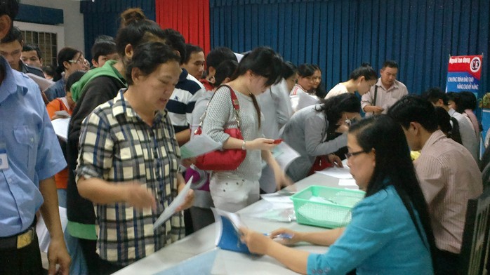 Người lao động làm thủ tục đăng ký thất nghiệp tại cơ quan lao động Ảnh: MAI CHI