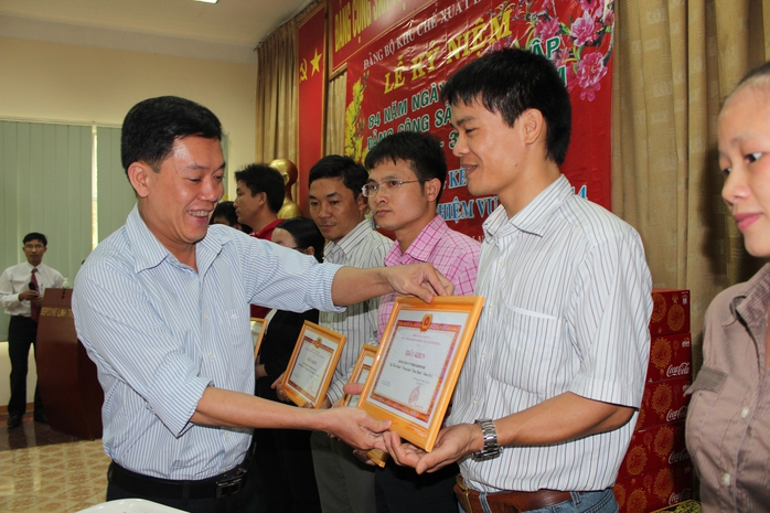 Ông Hồ Hoàng Hà, Phó Ban Tổ chức Đảng ủy các KCX-KCN TP HCM, khen thưởng các chi bộ trong sạch, vững mạnh năm 2013
