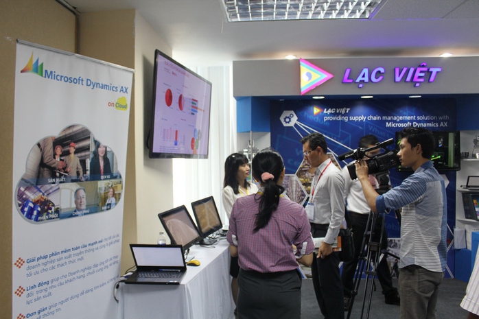 Khách hàng tham quan gian hàng của Công ty CP Tin học Lạc Việt tại sự kiện “TECH&SCM 2014”