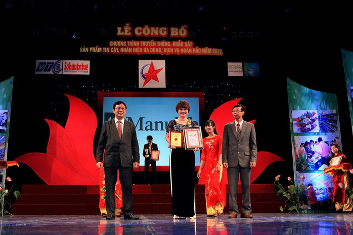 Bà Vũ Thị Hoài Nam - phụ tá Phó Chủ tịch cấp cao, hệ thống đại lý đại diện Manulife Việt Nam (đứng giữa) - nhận danh hiệu “Sản phẩm tin cậy 2014” Bà Vũ Thị Hoài Nam - phụ tá Phó Chủ tịch cấp cao, hệ thống đại lý đại diện Manulife Việt Nam (đứng giữa) - nhận danh hiệu “Sản phẩm tin cậy 2014”