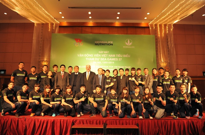 Đại diện Ủy ban Olympic Việt Nam và Herbalife chụp hình kỷ niệm với các VĐV chiến thắng tại SEA Games 27 trong một sự kiện diễn ra tại Hà Nội