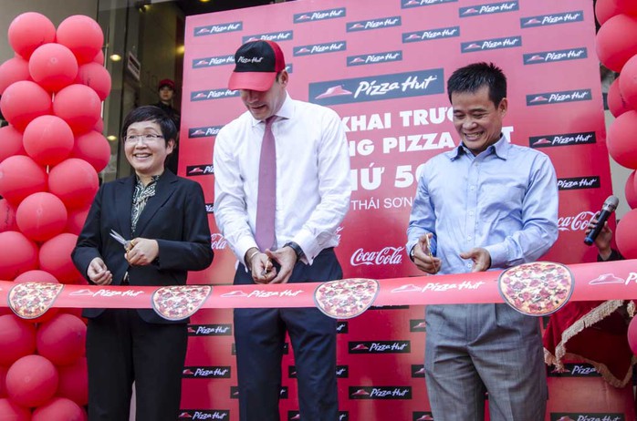 Cắt băng khánh thành khai trương nhà hàng Pizza Hut Cắt băng khánh thành khai trương nhà hàng Pizza Hut