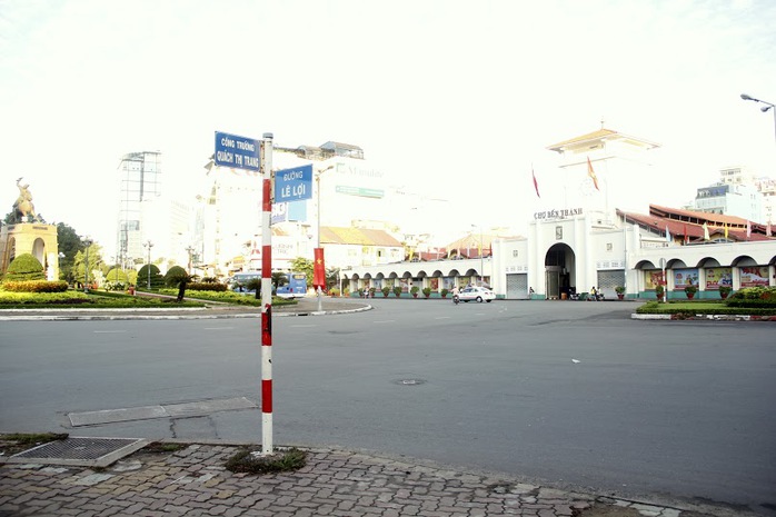 Công trường Quách Thị Trang cạnh chợ Bến Thành, biểu tượng của thành phố, thưa thớt xe cộ qua lại, bầu không khí im ắng hiếm có.