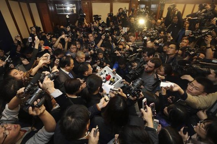 Đại diện của Malaysia Airlines bị phóng viên vây kín tại Kuala Lumpur ngày 8-3. Ảnh: Reuters